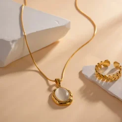 18K Moonstone Beige Necklace